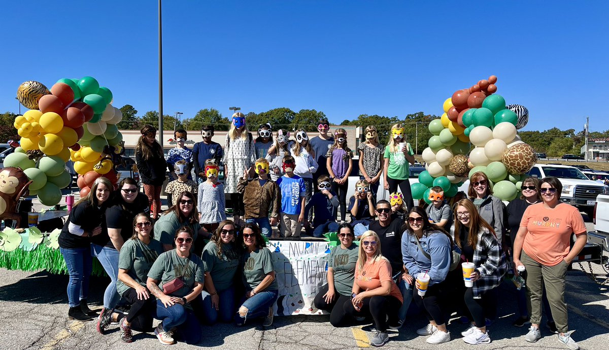 eamotley's tweet photo. Thanks @principalStella for the invite to be in the Homecoming Parade!  Our jungle-themed “Wild about Murphy” float was a blast!  A special shout-out to Murphy PTO, Student Lighthouse, &amp; Staff for your participation today! 💙🦁💙 #WeAreMurphy #LionNation  @NorthwestRISD https://t.co/vwkU1VrvER