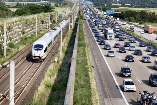 Did you know? Highways in Texas generate more carbon emissions annually than the entire GLOBAL railway network combined. 🚆🌏<🚗🚛🛻💨 (Learnings from @Amtrak at #APTAtransform22.)