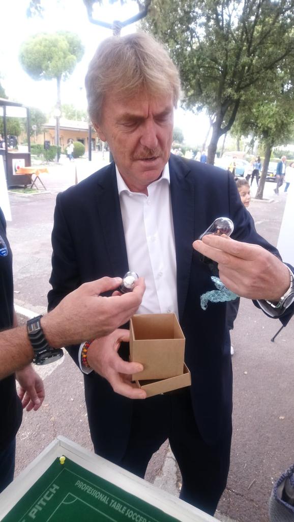 GiuCosimetti's tweet photo. Domenica passata presso l'Ippodromo di Capannelle con tanto di Stand Subbuteo. Un ringraziamento ad @AlessandroCochi e @asiroma per averci ospitato.
#subbuteo #oldsubbuteo #asiroma https://t.co/JCNyBrgL9B