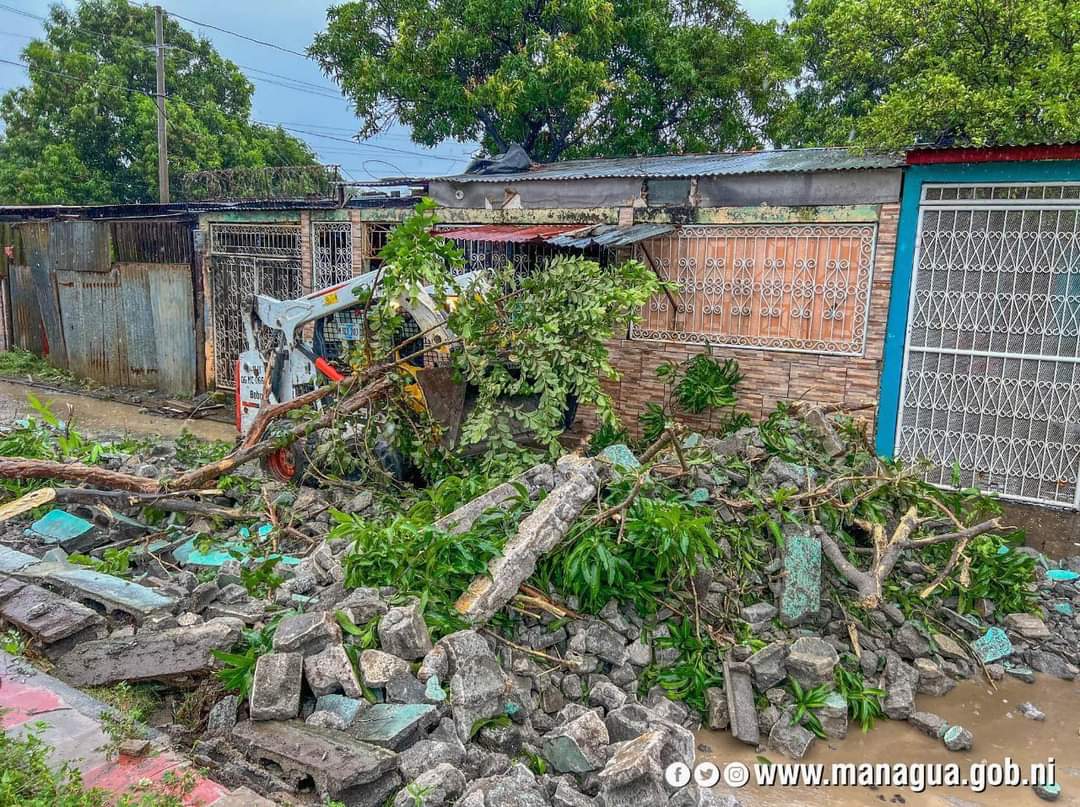 El primer muro caído en el Barrio Acahualinca del DII, Managua, #Nicaragua debido a las constantes lluvias🌨️ y vientos💨 por el paso de la Tormenta🌀 Tropical #Julia.