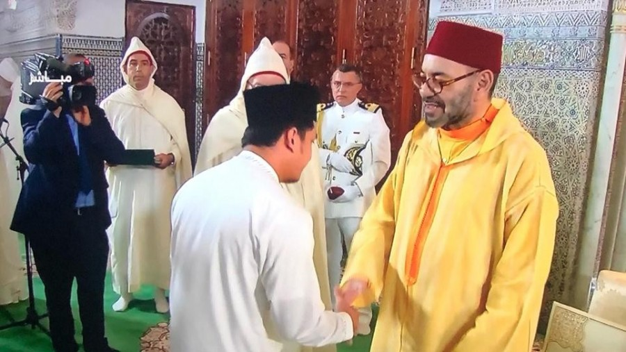 MoroccoIntel's tweet photo. 🇲🇦🇮🇩| Sa Majesté le Roi a invité hier à la veillée de l'Aid Al Mawlid le vainqueur du Prix International Mohammed VI de mémorisation du Coran.

Farhan Muhammadi est un indonésien de 24 ans diplomé de l'institut des sciences du Coran de Jakarta. https://t.co/kjEeUrrTj3