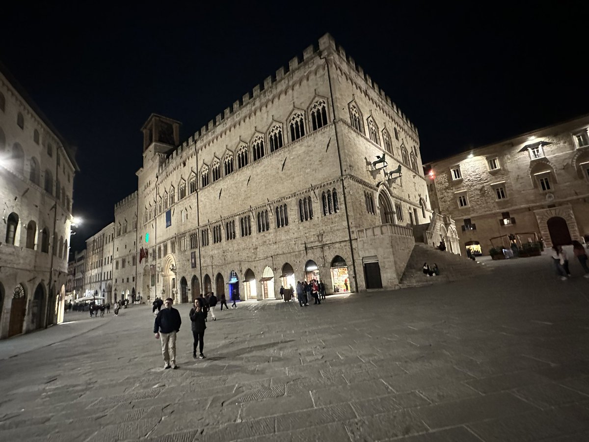 MRGernini's tweet photo. La mia Perugia #perugia #umbria #piazzaIVnovemre #corsovannucci #concertocapodanno2022 @MRGernini https://t.co/lRuWKwtZyw