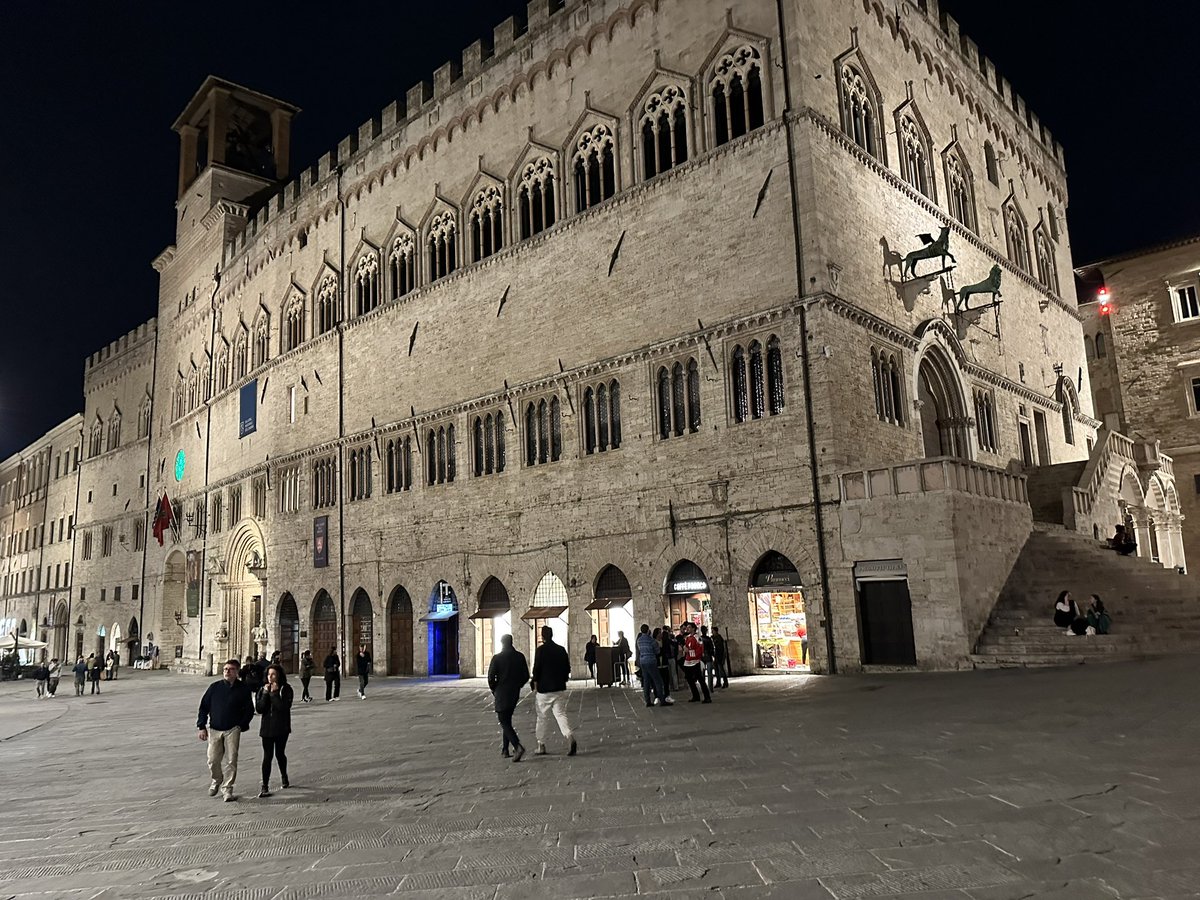 MRGernini's tweet photo. La mia Perugia #perugia #umbria #piazzaIVnovemre #corsovannucci #concertocapodanno2022 @MRGernini https://t.co/lRuWKwtZyw
