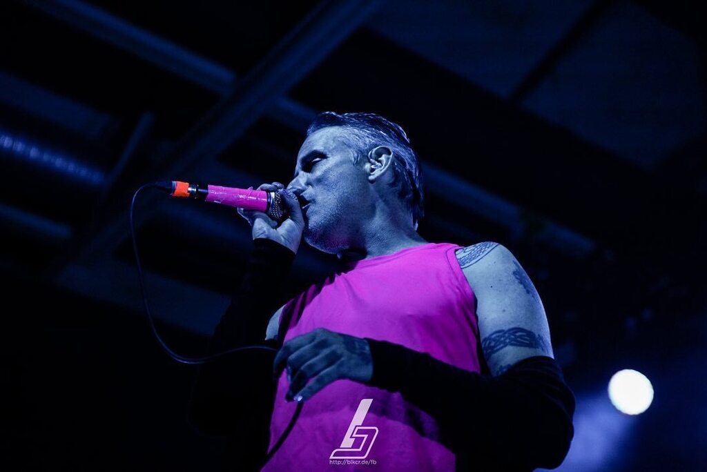 BlackChester's tweet photo. New on Insta: boysetsfire - Columbiahalle, Berlin #boysetsfire #bsf #nathangray #aftertheeulogy #berlin #columbiahalle #musicphotography #concertphotography https://t.co/wLsMHSVg3J https://t.co/U3mivsVo5Y