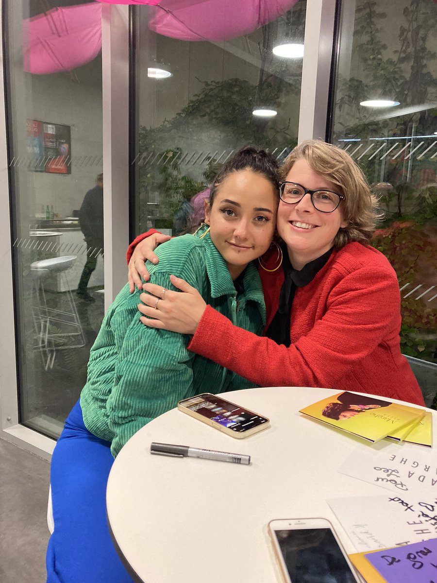 MathildeLcz1's tweet image. Hier j’ai retrouvé Marghe. Ça faisait longtemps qu’on ne s’était pas vues. Tout s’est passé dans les émotions et l’affection mutuelle. Elle a tout déchiré comme à son habitude ✨❤️ J’aime ces moments suspendus et sans cesse la joie de se voir, c’est précieux.