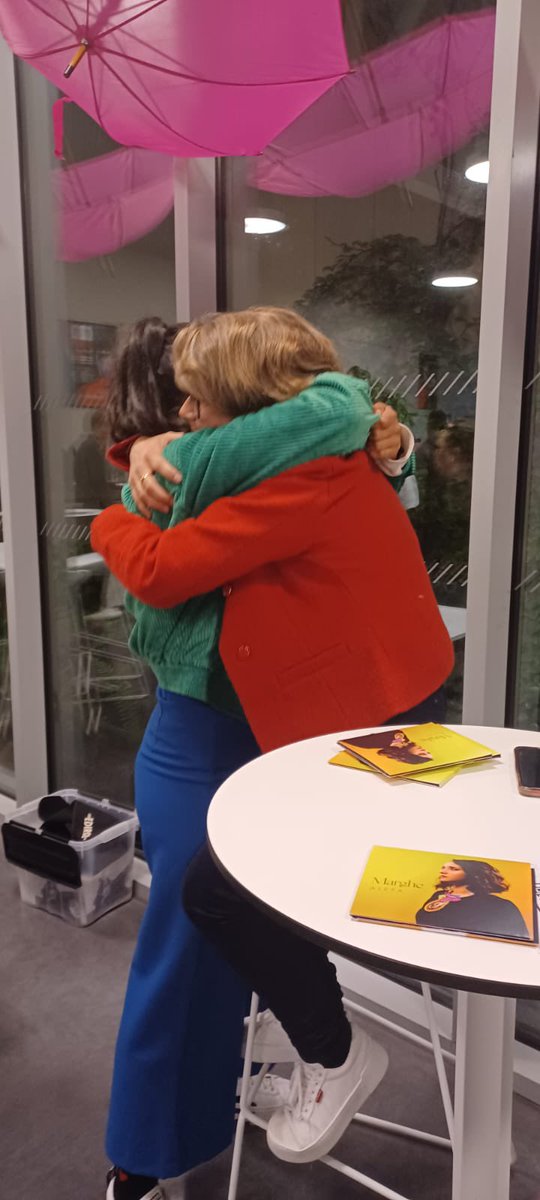MathildeLcz1's tweet image. Hier j’ai retrouvé Marghe. Ça faisait longtemps qu’on ne s’était pas vues. Tout s’est passé dans les émotions et l’affection mutuelle. Elle a tout déchiré comme à son habitude ✨❤️ J’aime ces moments suspendus et sans cesse la joie de se voir, c’est précieux.