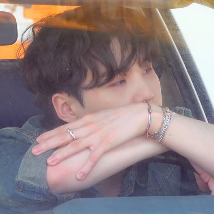 sweetharu_exe's tweet photo. Short #yoonminau 

Onde Jimin passa em uma faculdade e vai ter que dividir quarto com um desconhecido. Mas ao tentar conversar com seu novo colega de quarto é ignorado.

Ou

Yoongi é surdo e não tinha percebido a presença de seu novo colega de quarto. https://t.co/TQPYNNSHqz
