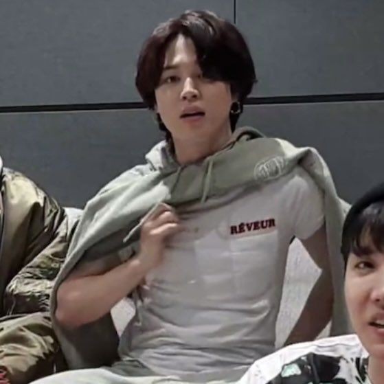 sweetharu_exe's tweet photo. Short #yoonminau 

Onde Jimin passa em uma faculdade e vai ter que dividir quarto com um desconhecido. Mas ao tentar conversar com seu novo colega de quarto é ignorado.

Ou

Yoongi é surdo e não tinha percebido a presença de seu novo colega de quarto. https://t.co/TQPYNNSHqz