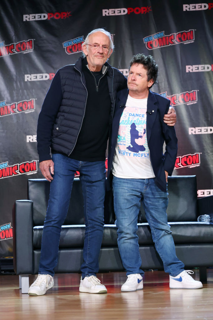 sopitasfm's tweet photo. La New York Comic-Con termina hoy, pero nos dejó grandísimos momentos como el reencuentro de Christopher Lloyd y Michael J. Fox. 😍🙌
Tremendísimo instante para los fans de 'Volver al futuro'. 🥹
#VolverAlFuturo #MichaelJFox #ChristopherLloyd https://t.co/kcQk21MEgU