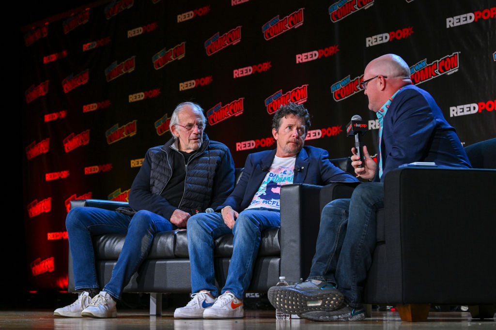 sopitasfm's tweet photo. La New York Comic-Con termina hoy, pero nos dejó grandísimos momentos como el reencuentro de Christopher Lloyd y Michael J. Fox. 😍🙌
Tremendísimo instante para los fans de 'Volver al futuro'. 🥹
#VolverAlFuturo #MichaelJFox #ChristopherLloyd https://t.co/kcQk21MEgU