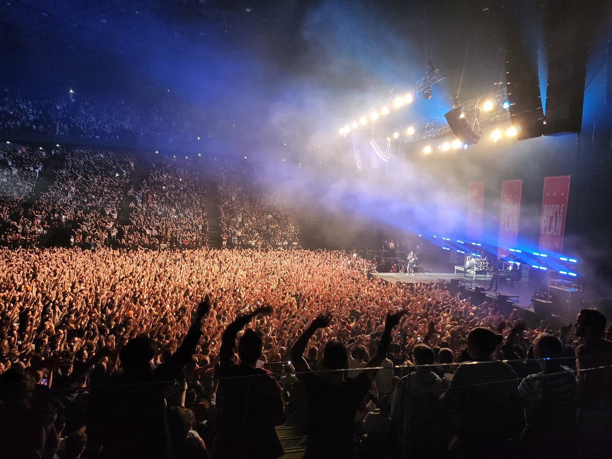 Concert de Sum41 et Simple plan à l´ <a href="/Accor_Arena/">Accor Arena</a> : retour à l´adolescence grâce à <a href="/BFMTV/">BFM</a> ! Merci🤘😘