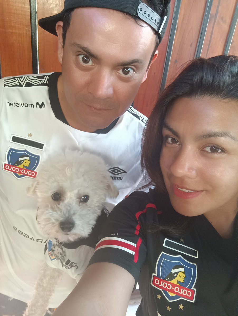8aSofiab's tweet photo. En familia viendo al campeón jugar ⚪⚫⚽#VamosColoColo @ColoColo https://t.co/J65bFRxBPY