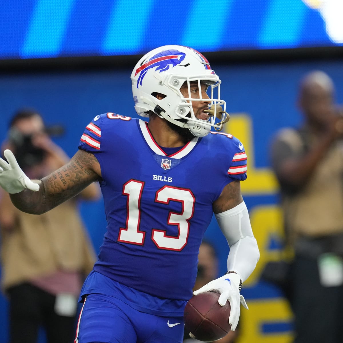 legends_stars's tweet photo. Hey #Billsmafia the boys got the W this afternoon. Today is a great day to purchase autograph/photo opp tix for your favorite players appearing at the Batavia Sports Card Expo.Visit https://t.co/XAXSfFiLWH for a complete lineup. All tix are limited, presale is strongly encouraged https://t.co/pLUjKpaclN