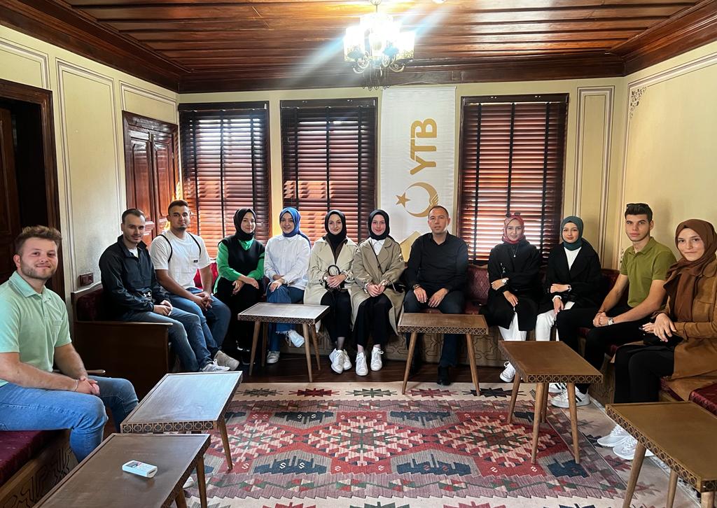 EdirneBatob's tweet photo. Edirne Batöb olarak yönetimimiz ve aramıza yeni katılan arkadaşlarımızla yeni açılan Edirne YTB ofisinde kahvaltı ettik. Güzel ve samimi bir sohbet eşliğinde kaynaştık.

Katılan arkadaşlarımıza teşekkür ediyoruz. #bizbiraileyiz ❤️ https://t.co/FVATMOc7ZC