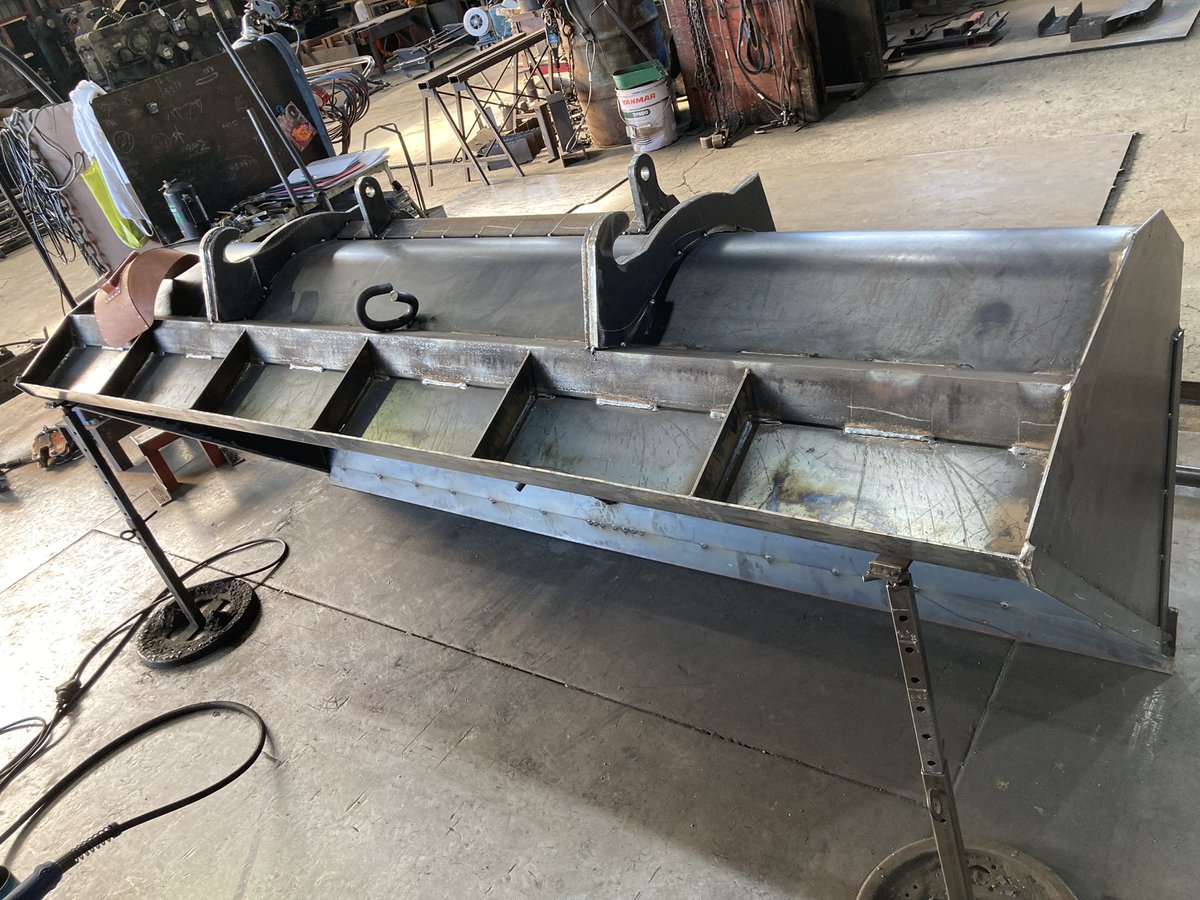 Psyche_Storge's tweet photo. 純正より大きめのトラクター用バケットなど製作しております。
農家の方、ご注文お待ちしております！

#製缶
#溶接
#半自動
#クボタ
#ヤンマー
#ヰセキ
#丸久
#サンヨー
#オートレーザー https://t.co/Pc4rYg9XcX