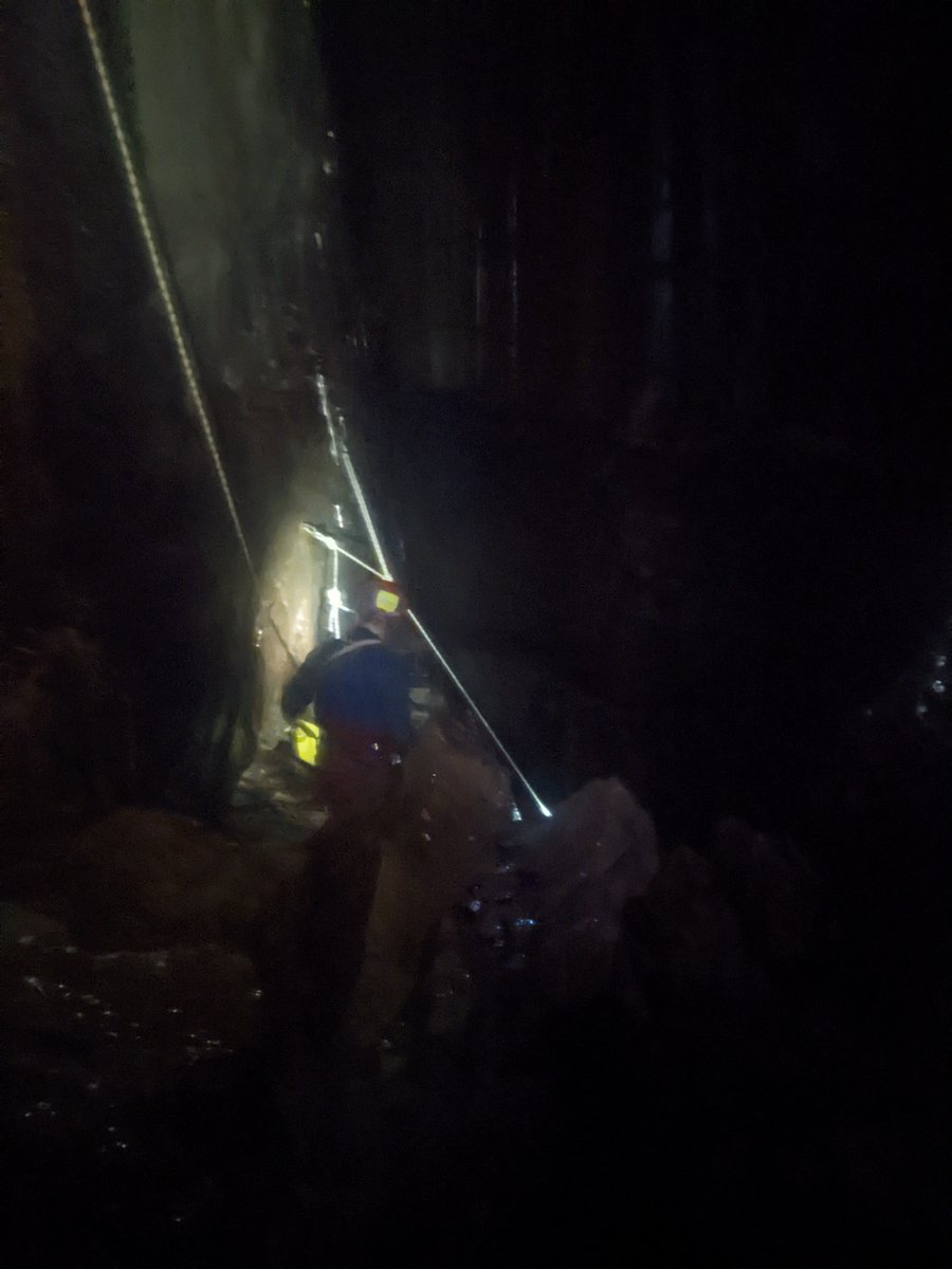 We switched from Hurnell Moss Pot to Rift Pot (both on Ingleborough) for yesterday's caving trip after Friday's rain. An awesome pot with really dramatic situations. Mostly on the rope all the way down (and back) via the Bob Hole. Paul, Nick, Astrid and Andy. Photos by Astrid.