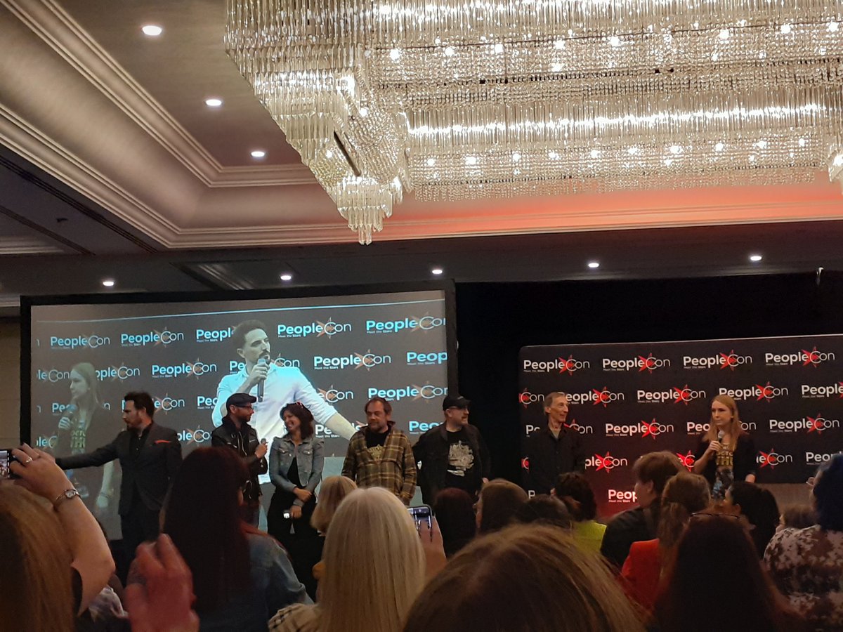 ElecktraCooky's tweet photo. Dur retour à la réalité après ce week-end de folie à la #DarkLightCon5.😭
 Mais demain en route vers Disney et en plus je vais retrouver @Amarantine_Sky pour la journée 😍😍😍 https://t.co/kBKX96PINx