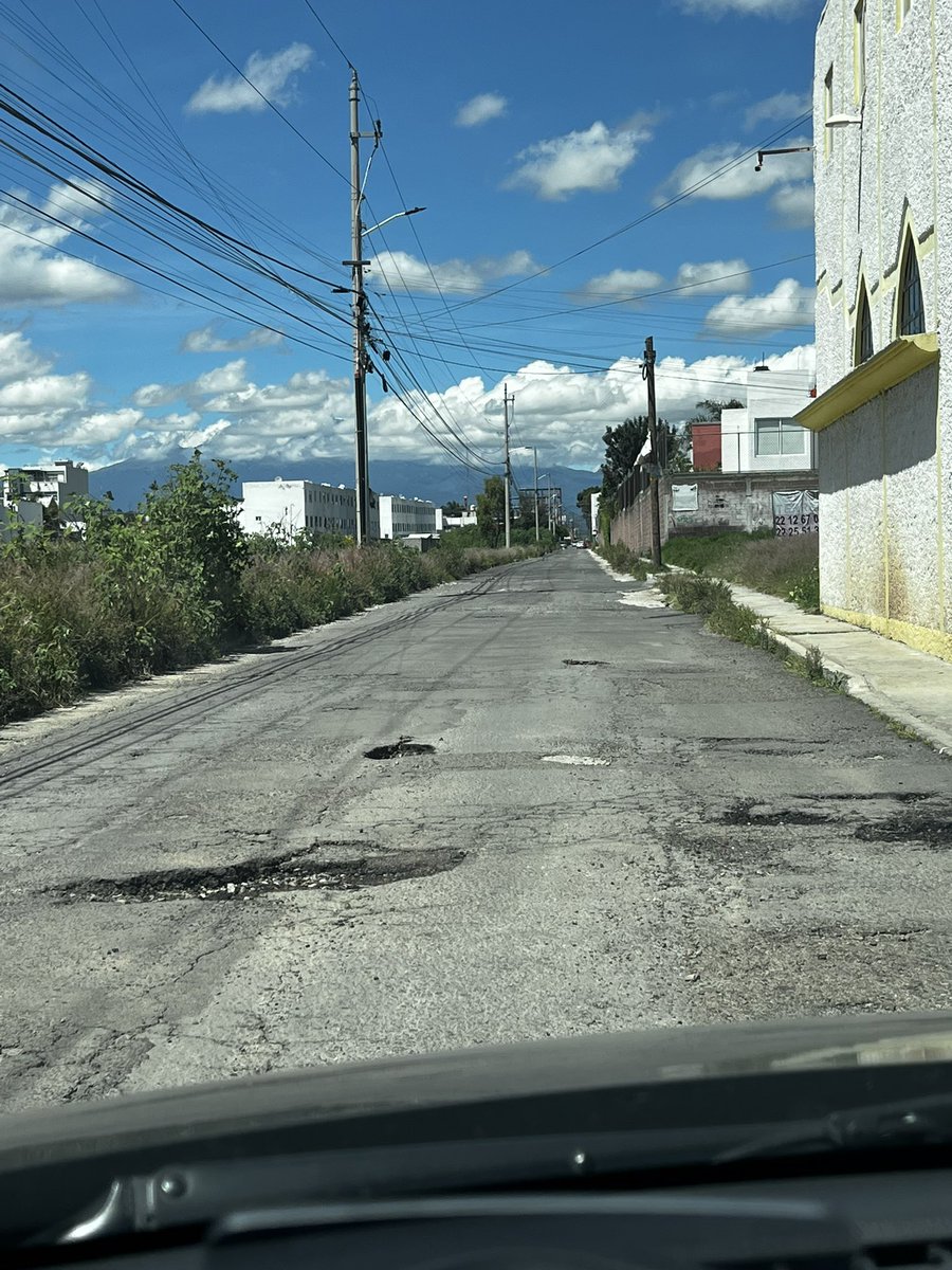 AnCortesP06's tweet photo. @BachesCholula imposible la circulación en la 24 oriente, en barrio de Jesús tlatempa, en San Pedro Cholula. Hasta cuando? Evitemos accidentes y manden a personal a pavimentar!! URGE!!! @GobiernoCholula @CholulaReporta https://t.co/jEpBi19bQM