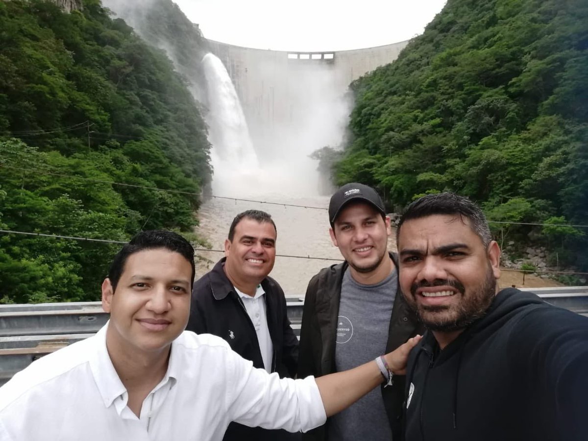isaacdubon7's tweet photo. 🚨Estamos en emergencia nacional, No entiendo esta foto, cuál es el mensaje ministro @LuckyMedinaHN ? https://t.co/SVMENLgHZg