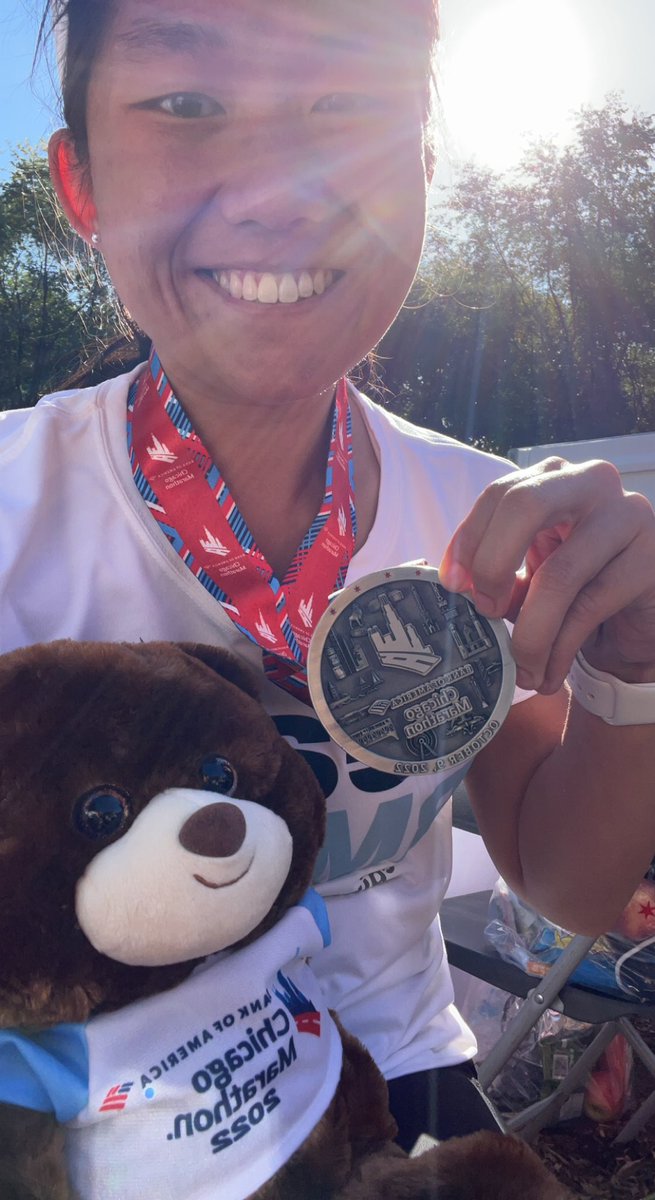 zoe_comerford's tweet photo. I’m a marathoner 🏃🏻‍♀️🥇🙌🏼 

Couldn’t have done #ChicagoMarathon without my family at #TeamRMHC. #ChicagoStartLine #MyFirstMarathon https://t.co/ntZ4FaFq2n