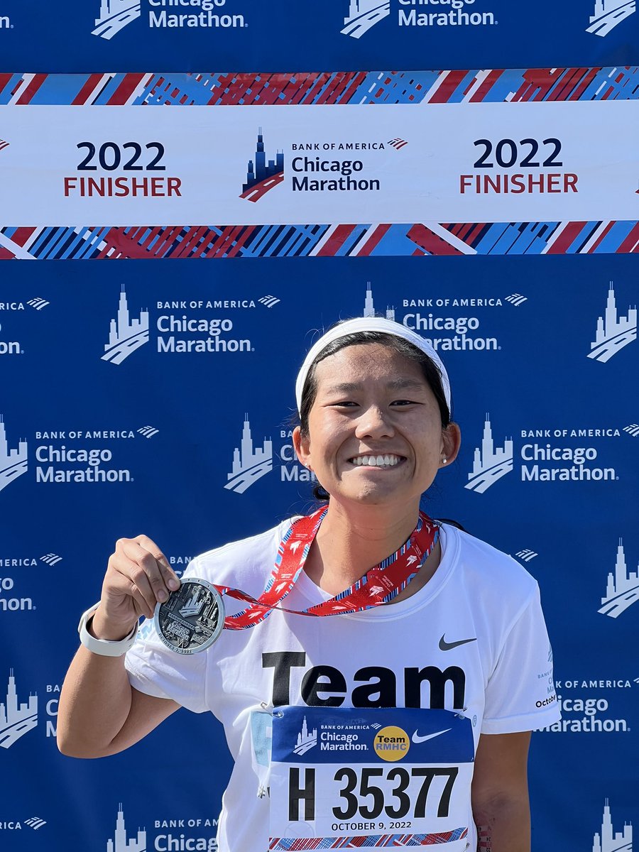 zoe_comerford's tweet photo. I’m a marathoner 🏃🏻‍♀️🥇🙌🏼 

Couldn’t have done #ChicagoMarathon without my family at #TeamRMHC. #ChicagoStartLine #MyFirstMarathon https://t.co/ntZ4FaFq2n