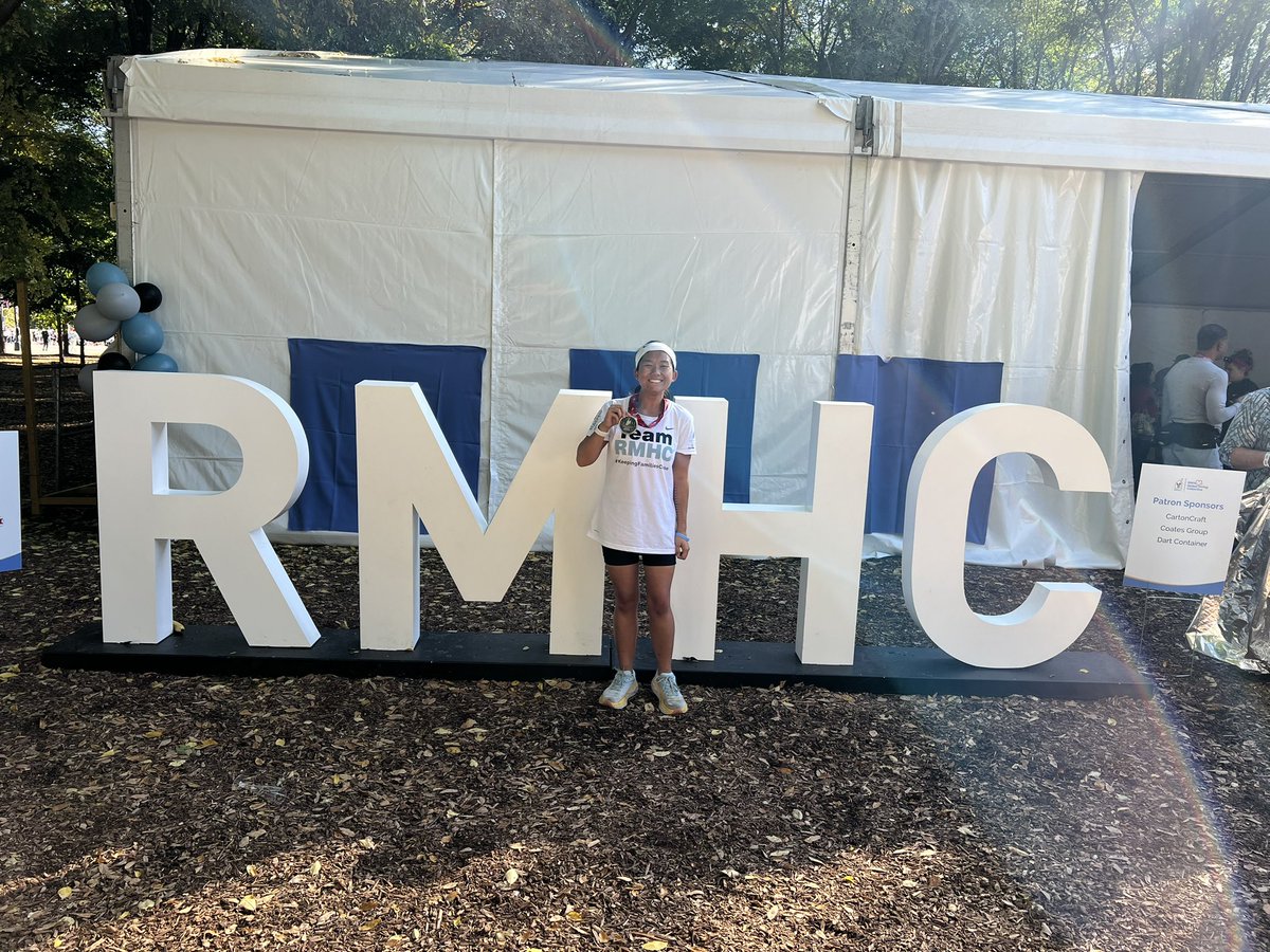 zoe_comerford's tweet photo. I’m a marathoner 🏃🏻‍♀️🥇🙌🏼 

Couldn’t have done #ChicagoMarathon without my family at #TeamRMHC. #ChicagoStartLine #MyFirstMarathon https://t.co/ntZ4FaFq2n