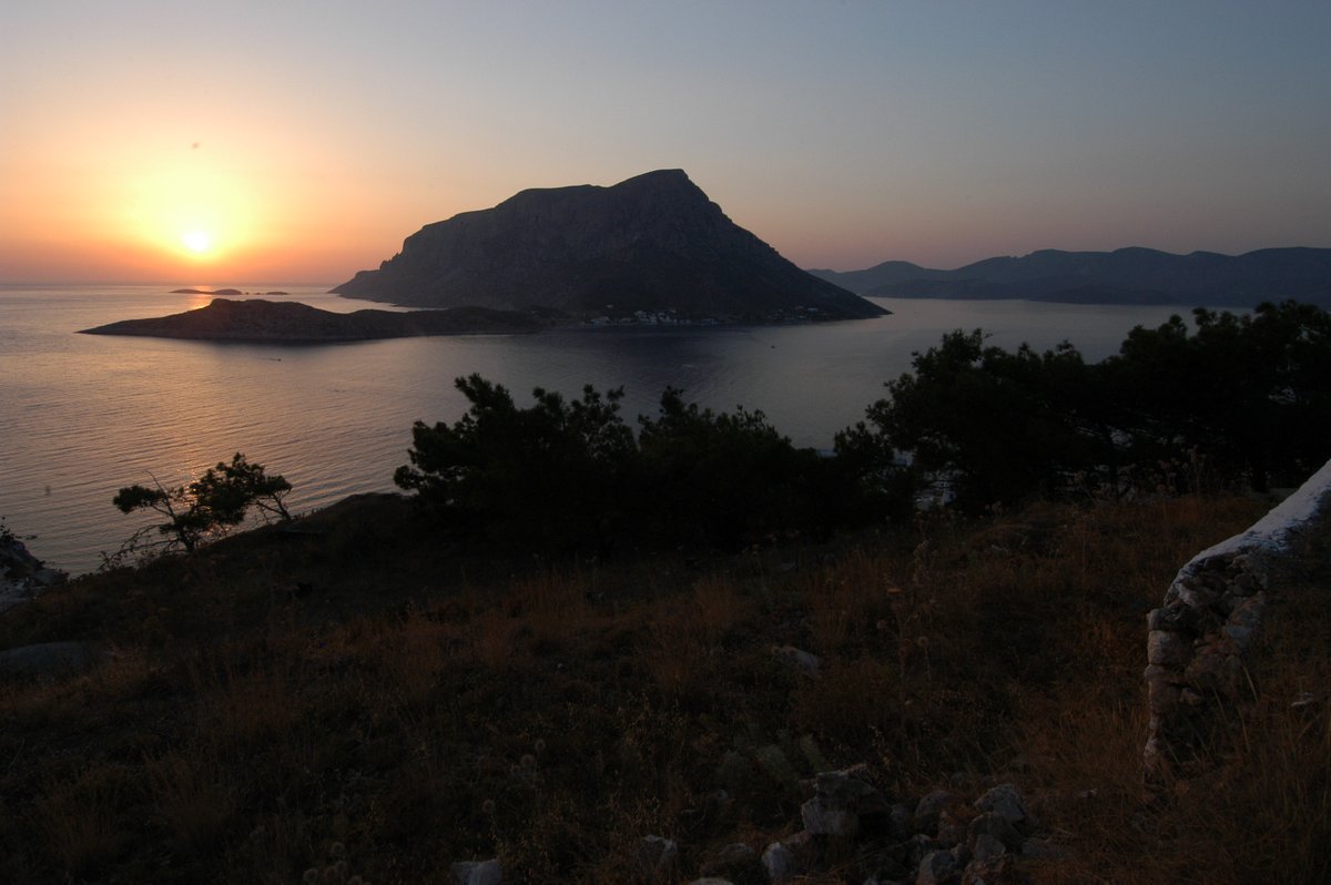 MariaSarafoglou's tweet photo. @DiscoverGRcom #Kalymnos the sun setting over the Isle of #Telendos https://t.co/HvZrq9lQza