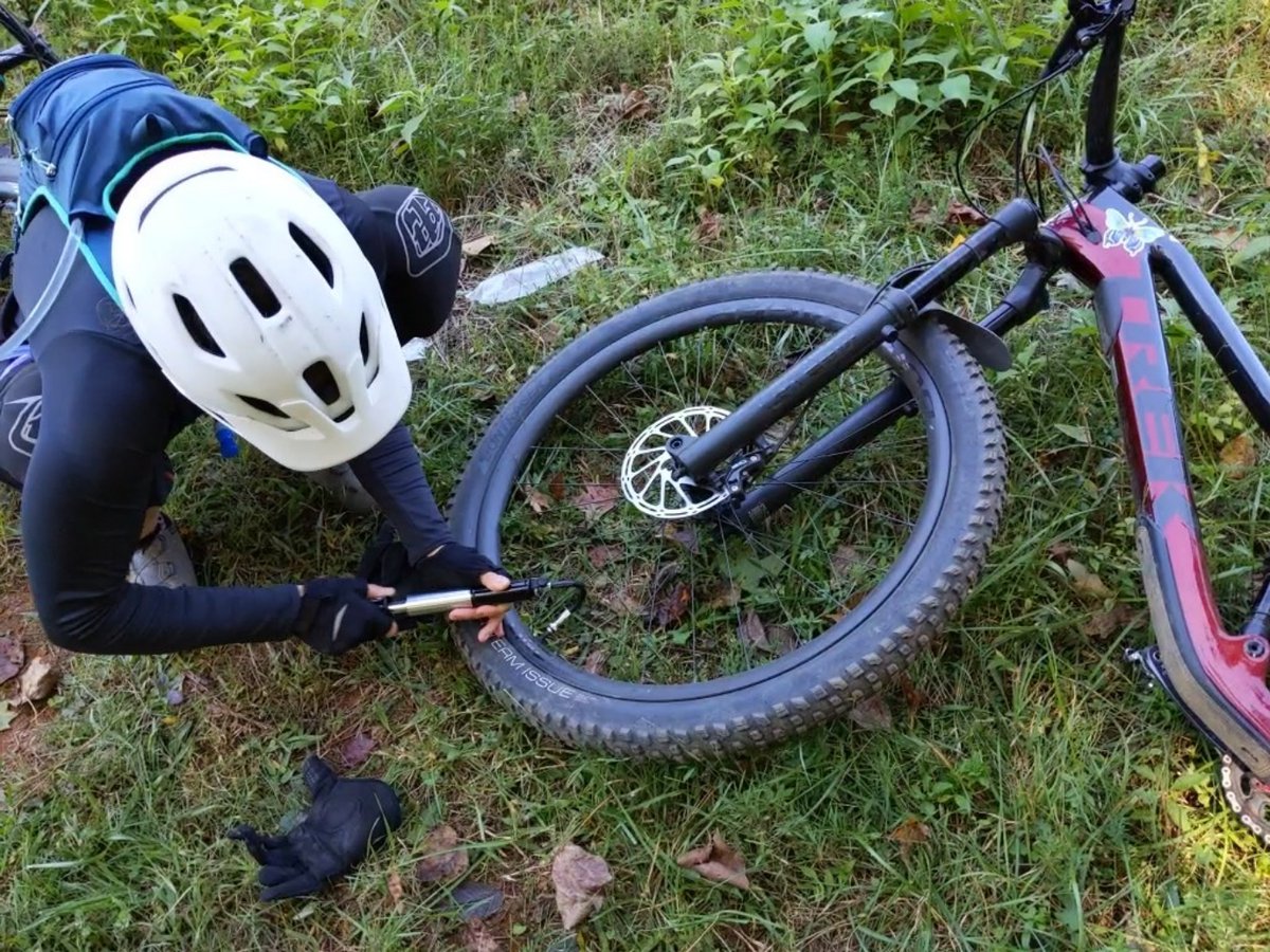 fromagefacile's tweet photo. @llorenzin New @Lezyne mini-pump worked great and got us riding again in short order… https://t.co/yFg7ywB8AE