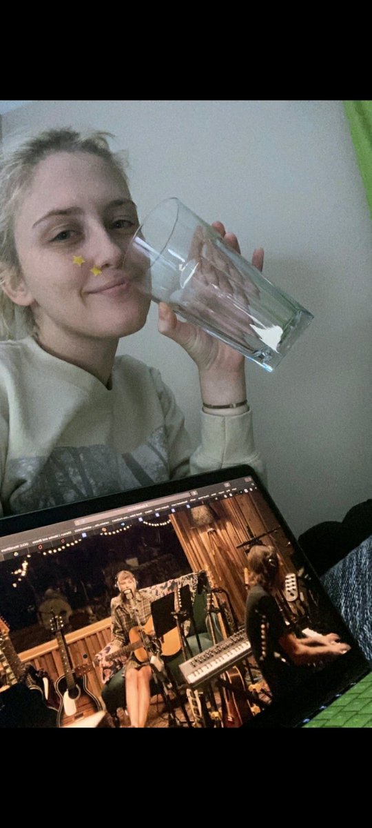 out_23rd's tweet image. #storiesforswift I&apos;ve met people I now call my best friends because of @taylorswift13. around when lover was announced, I met @sparks_of_light @JCPeacockk @Road_NotTaken13 @parladouceur on tumblr, &amp;amp; we still talk all the time. 💖 (this is from when we watched long pond together!)