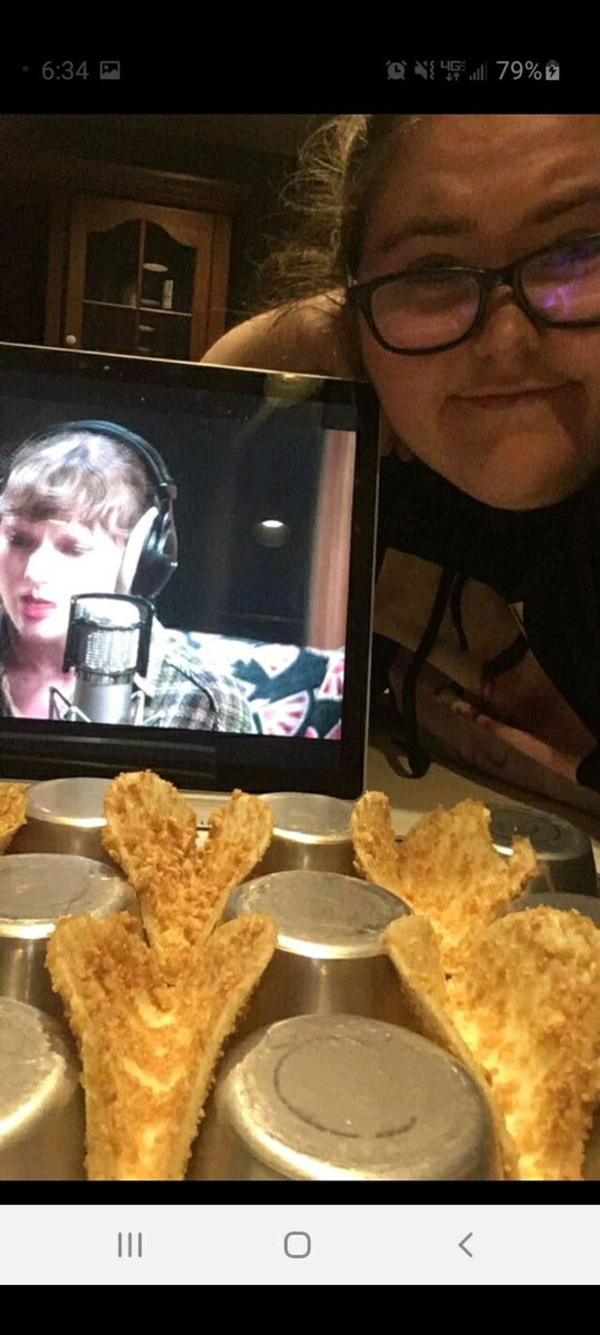 out_23rd's tweet image. #storiesforswift I&apos;ve met people I now call my best friends because of @taylorswift13. around when lover was announced, I met @sparks_of_light @JCPeacockk @Road_NotTaken13 @parladouceur on tumblr, &amp;amp; we still talk all the time. 💖 (this is from when we watched long pond together!)