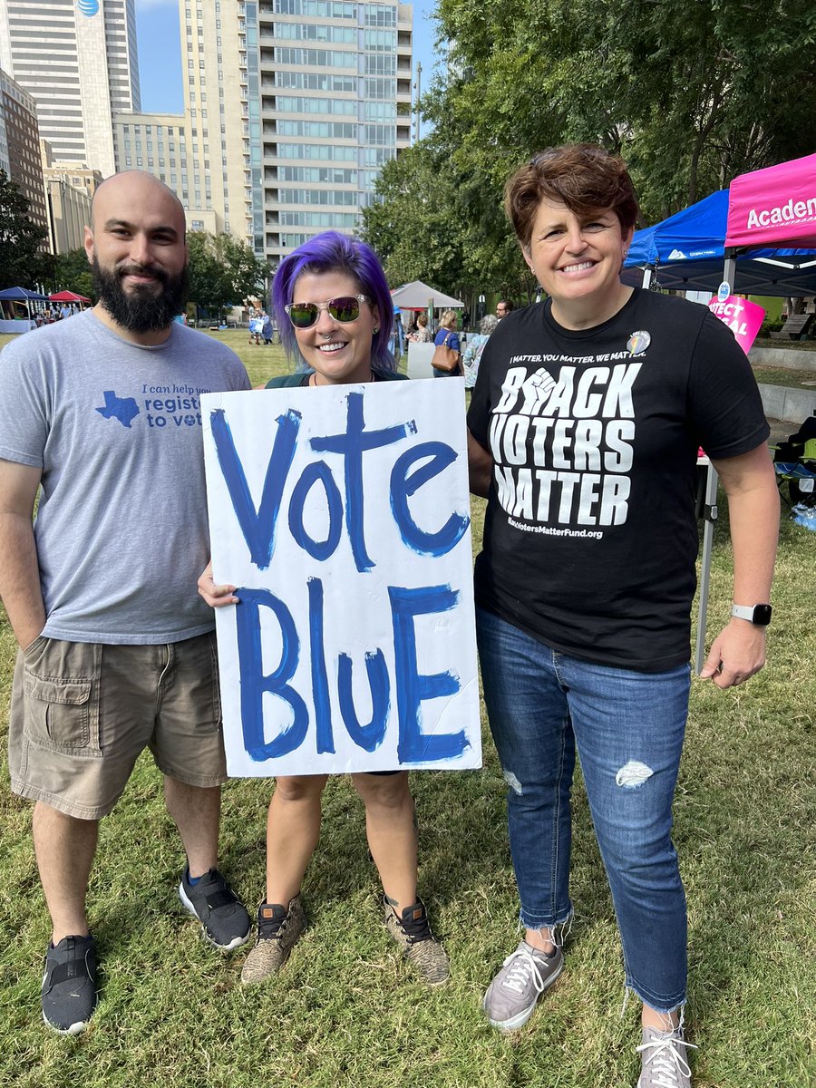 dallasdemocrats's tweet photo. TY to Dallas Protestors &amp; Women’s Wave Dallas for inviting Chair @KristyforDems to join your demonstration! 🌊 

We have the votes to save our freedoms, families, and future! Register to vote by Oct 11. Early voting starts Oct 24. ✊🏾✊🏼 #dallasprotests #abortionrights #Roevolution https://t.co/0ihoeXzeqZ