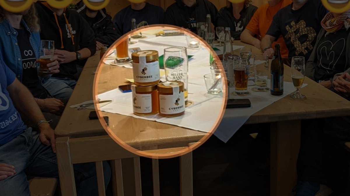 AloisSchmalzl's tweet photo. Griabig 🍻 war's, beim:
#Bitcoin #Stammtisch
#Einundzwanzig #Regensburg
#Oberpfalz 
Es wurden fleißig Sats geschubst für #CyberBee Honig 🍯vom @musikertreff der ebenfalls sein 
"Ois auf Pump" 🎶🎤 zum Besten gab 👏🏼
Ein 🧡 Merci an @sweedgraffixx
für das 🙌🏼  ₿itcoin T-Shirt! https://t.co/kT3yt8iaqO