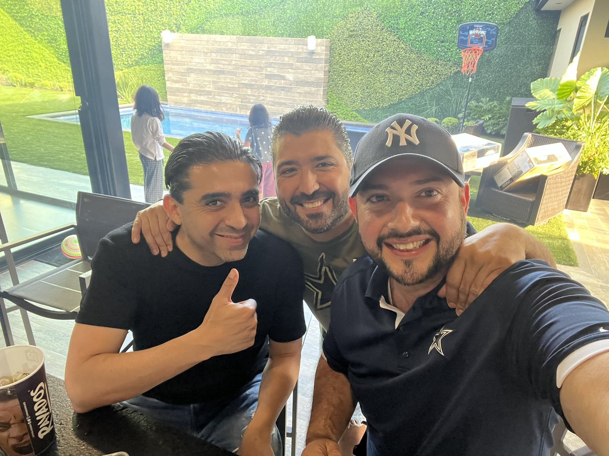 CesarPeugeot's tweet photo. Viendo a los @DallasCowboysMX con @ArizpeMiguelZ y Dani https://t.co/H9aXB5RSiR