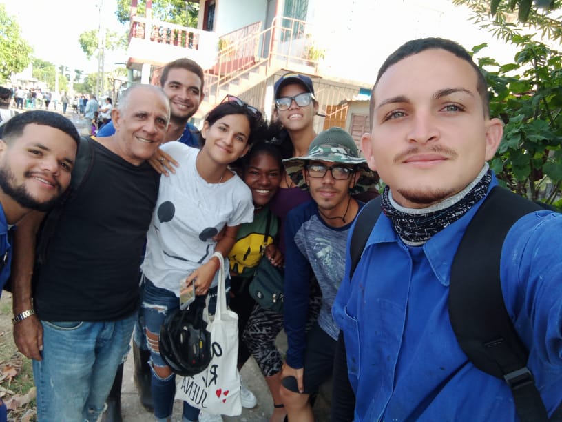 Nuestros estudiantes y profesores en el día de ayer dando el paso al frente en el trabajo voluntario en la comunidad de Pueblo Nuevo.
#FEU-UIJ✊🏻🇨🇺❤️