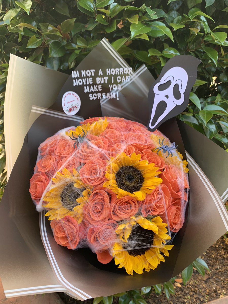 anahyyrr's tweet photo. Halloween bouquets in full affect 🎃🤌🏽 Follow us on Instagram @ Bo.customz &amp; place your orders 🧡 Located in San Jose 👻 https://t.co/mi29I2GqMM