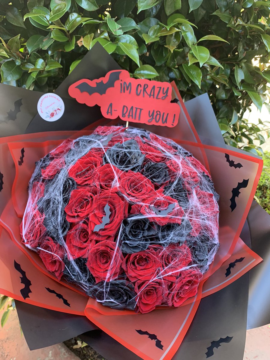 anahyyrr's tweet photo. Halloween bouquets in full affect 🎃🤌🏽 Follow us on Instagram @ Bo.customz &amp; place your orders 🧡 Located in San Jose 👻 https://t.co/mi29I2GqMM