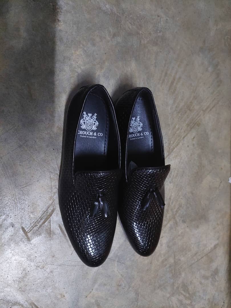 ThreadHuntersMw's tweet image. Spanking Decent shoes readily available for just K50,000.