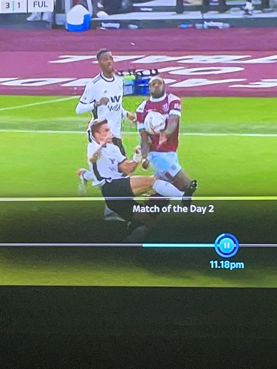 untcay17's tweet photo. @SkySportsPL @WestHam @FulhamFC how dod this not get a VAR check https://t.co/eF6hlSR5Ro