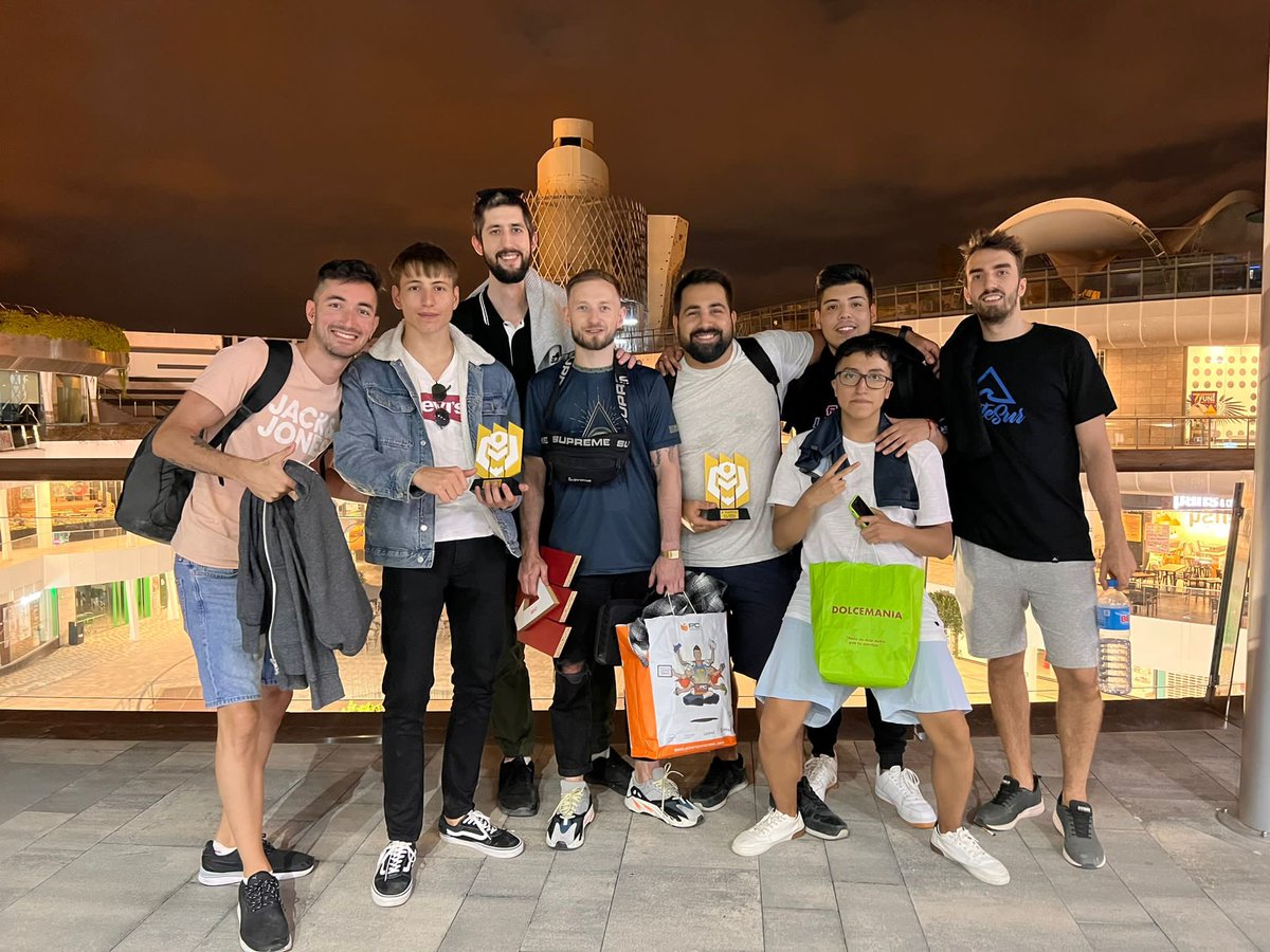 Mkaz_'s tweet photo. Al final hemos conseguido quedar en segunda posición súper empatados con los terceros. Ha sido un fin de semana inolvidable que me lo he pasado como un niño pequeño y me ha encantado conoceros a todos en persona, hemos creado una gran comunidad y una enorme familia! @icaapex https://t.co/fdLbsNyN83
