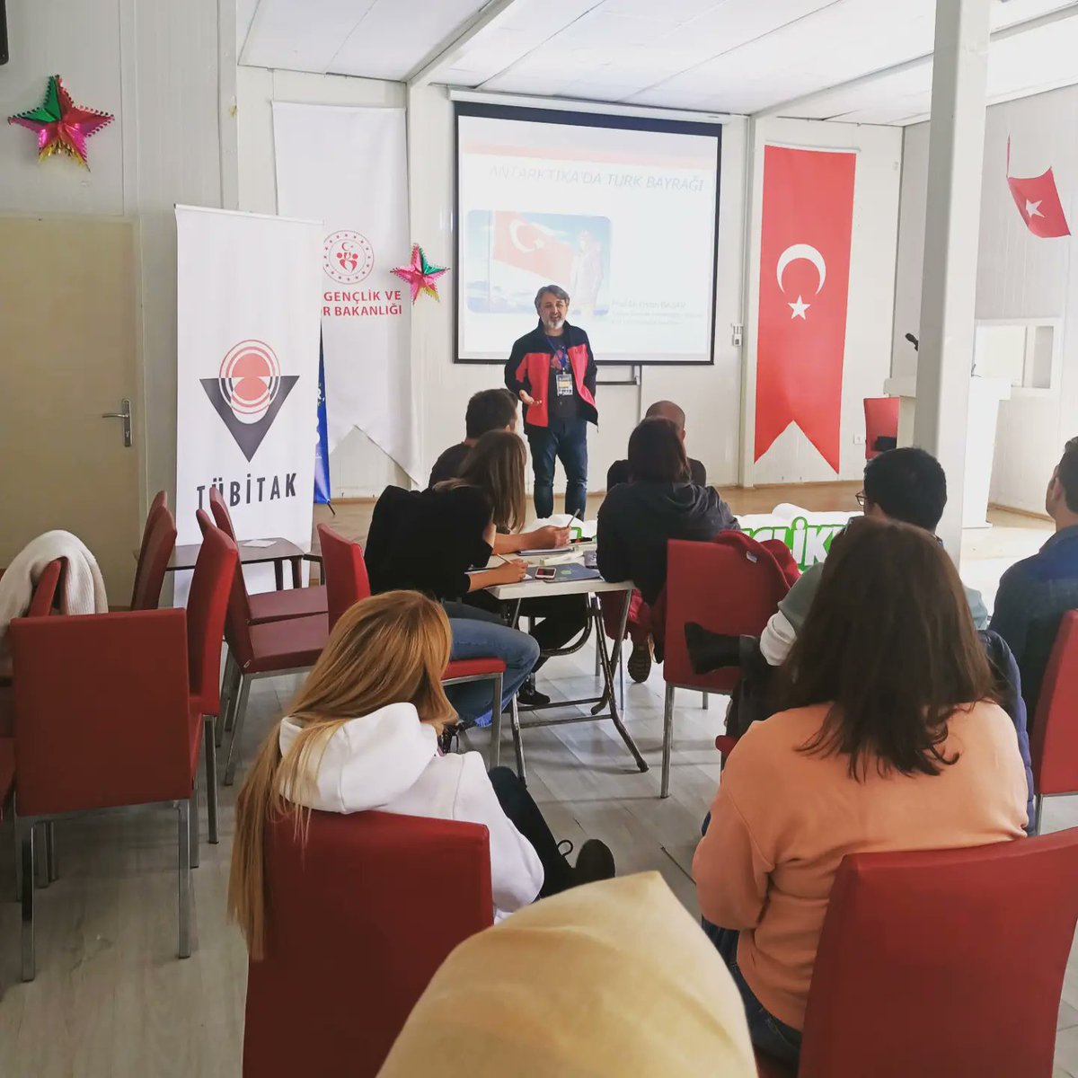 Kutup4004's tweet photo. Antarktika?
Arktik?
Kutuplarda yaşam nasıl?
Peki orada sürdürülen bilimsel araştırmalar?
Hepsi @ErsanBasar hocamızın sunumuyla cevap buldu 🐧🐻‍❄️🚩
#tübitak4004 @Trabzon_MEM https://t.co/R7tm8vMhye