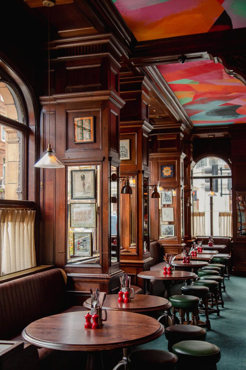 This new Mayfair pub might just be the prettiest in London. trib.al/MXXnosE