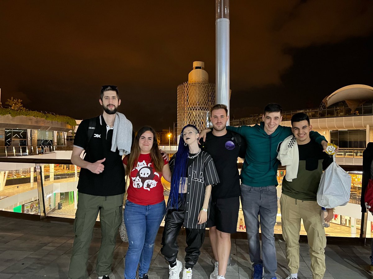 Finde inolvidable, conociendo a mucha gente, pero en especial a estos seres de luz que me han recibido con los brazos abiertos los 2 días ❤️ soys un amor! Nos vemos a la próxima <a href="/_Largoo/">xLargo</a> <a href="/AdictalaTinta/">ADI 𒌐</a> <a href="/Erik3Vv/">E</a> @Juan_Penales_06 <a href="/BayRoNvsTV/">BayRoNvs</a> <a href="/MONTUD0/">MONTUDO</a>