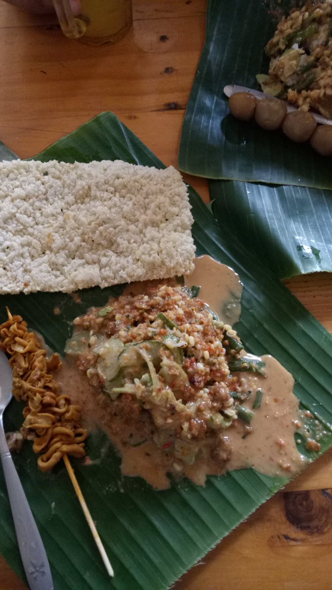 dippp________'s tweet photo. si paling gabut, ngajak beli pecelnya jauh yaa :) https://t.co/53Yglvr5pO