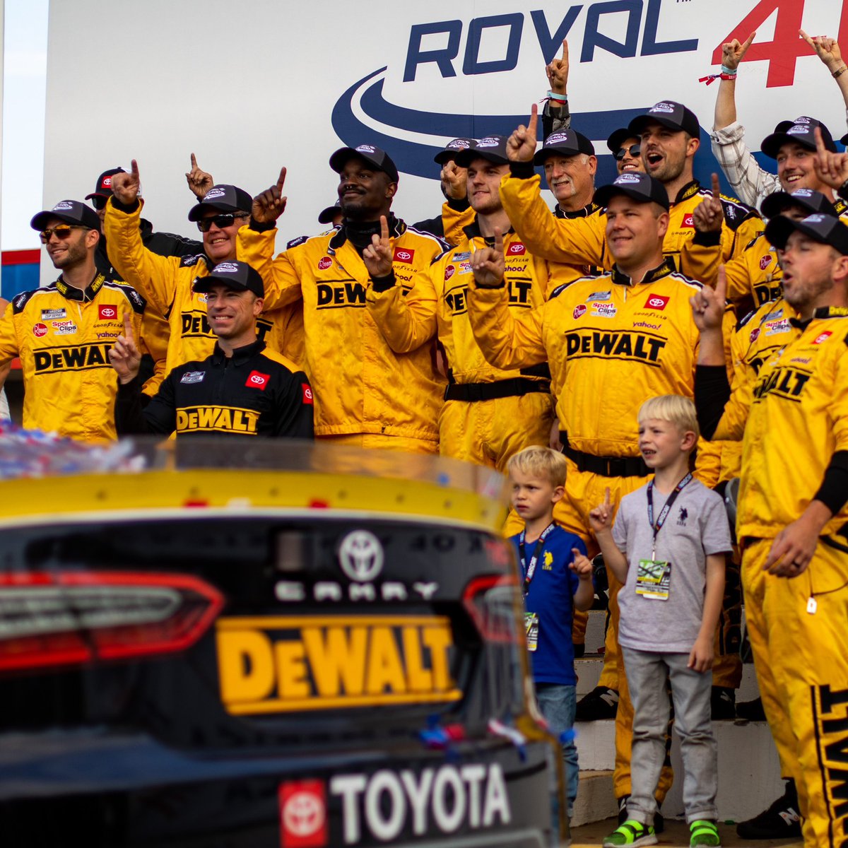 JoeGibbsRacing's tweet photo. Teamwork🤝

#TeamDEWALT | #DEWALTTough | @CBellRacing https://t.co/xzMMHnzD6i