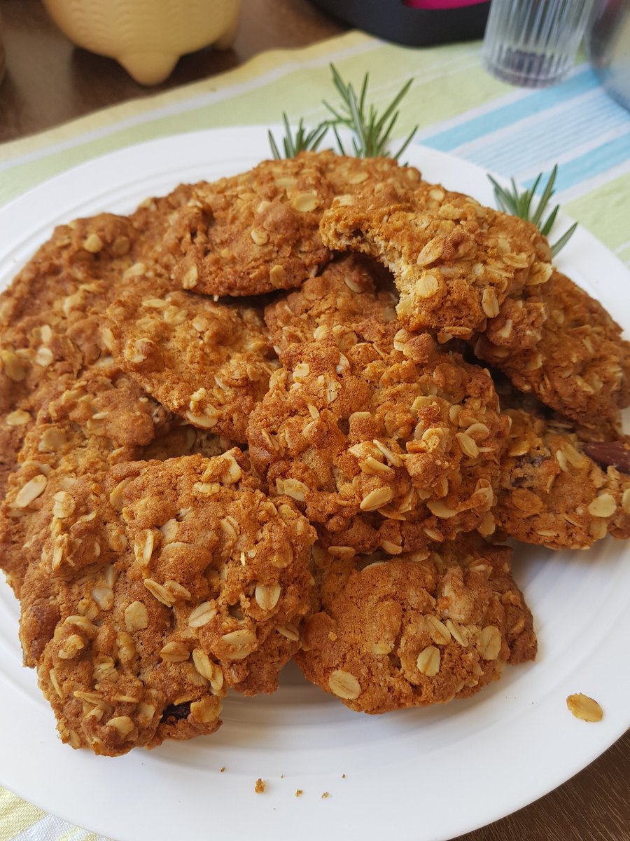 bibliotekatt's tweet image. Good morning!
It's ANZAC biscuits today for a post #BakeOff breakfast. Well, it's sort of like porridge eh? Except baked. With lots of sugar. 
#DiabeticComaWaitingToHappen
#TheGreatRareBooksBakeOff 
@monashunilib