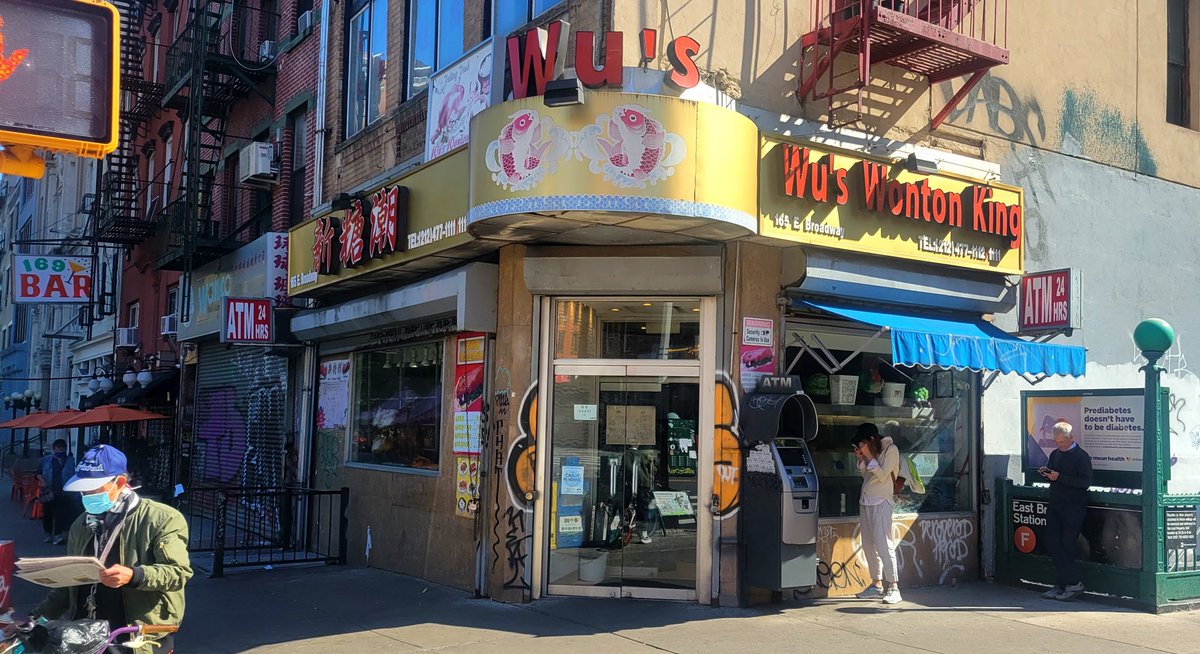 ErikHodgetts's tweet photo. 👑🥟ALL HAIL THE KING🥟👑
Cantonese-style roast pork and crisp-skinned suckling pig over rice with cabbage from the epic https://t.co/AkCIKGY5aJ
#WusWontonKing #LES #NYC #NYCTours #CantoneseFood
#CantoneseRoastMeat #SiuMei #燒味 #RoastPork #CharSiu #叉燒 #RoastPig #YuChu #乳猪 https://t.co/GResjZ2hV5