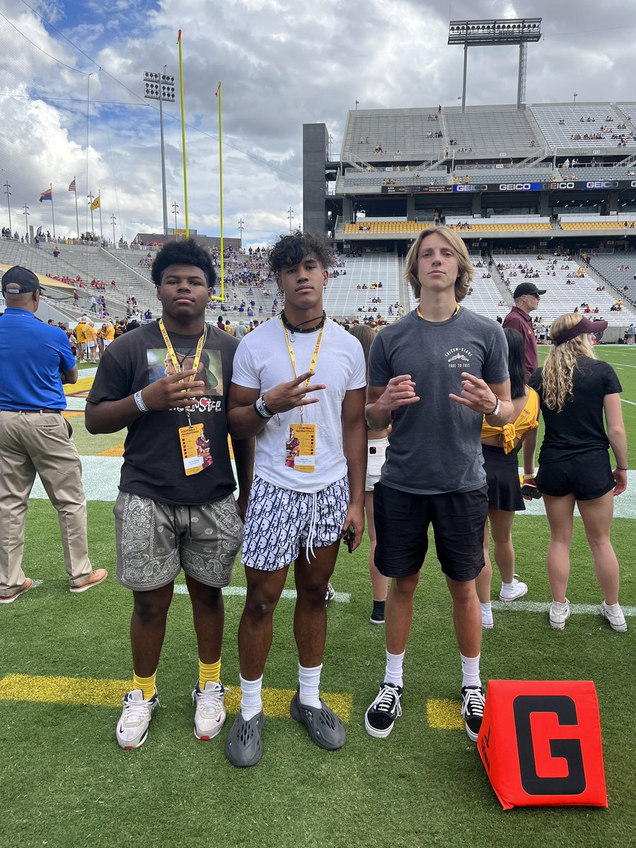 EricHenryWalker's tweet photo. Thank you @dylan_lee29 for the amazing opportunity to watch the game yesterday at ASU they killed it out there. I also got to kick it with my QB1 @TravisEbner2006 @aguanos #ForksUp https://t.co/O4LFi6BWp3