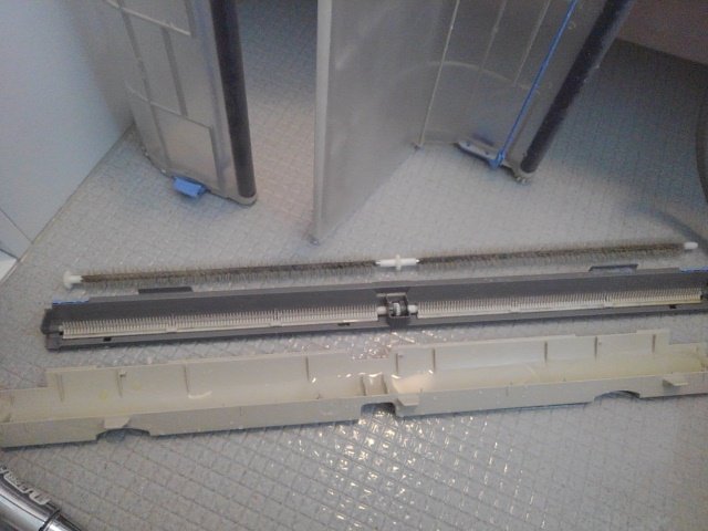 clean_tokyo1's tweet photo. 係の佐吉です。定期清掃のお客様。エアコンのフィルターもたまに洗って差し上げています。回転するブラシが汚れていました。
＃クリーンクルー
＃定期清掃
＃エアコンフィルタークリーニング https://t.co/rOtHhZHnPZ
