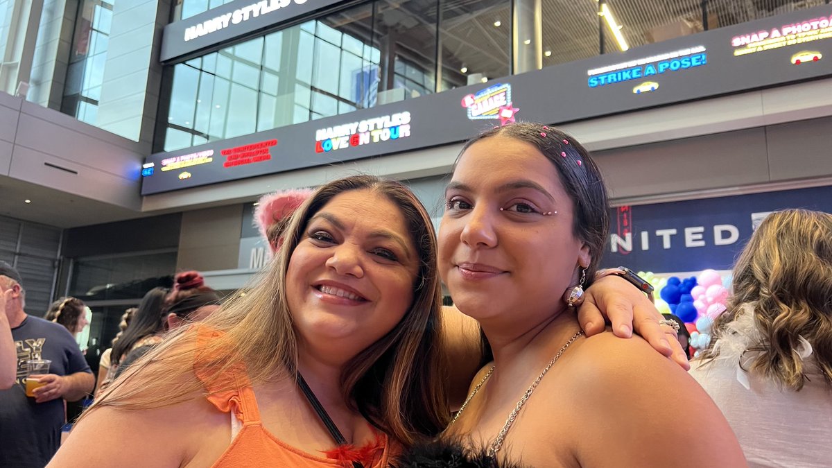 AliCChampion's tweet photo. ⁦@UnitedCenter⁩ for Harry styles concert! @HSlotuc https://t.co/LVORNQNV1t