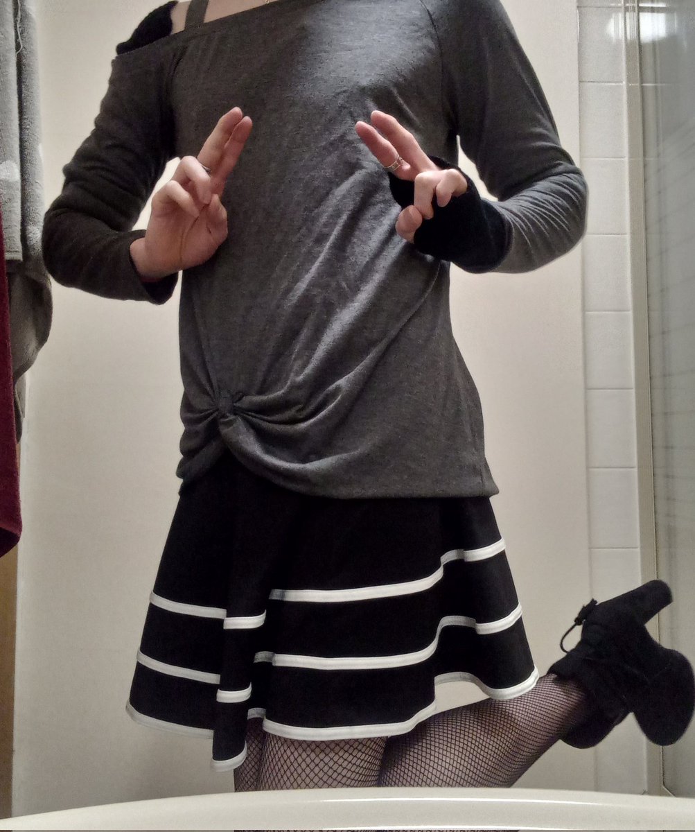 Shy_femboy97 tweet media
